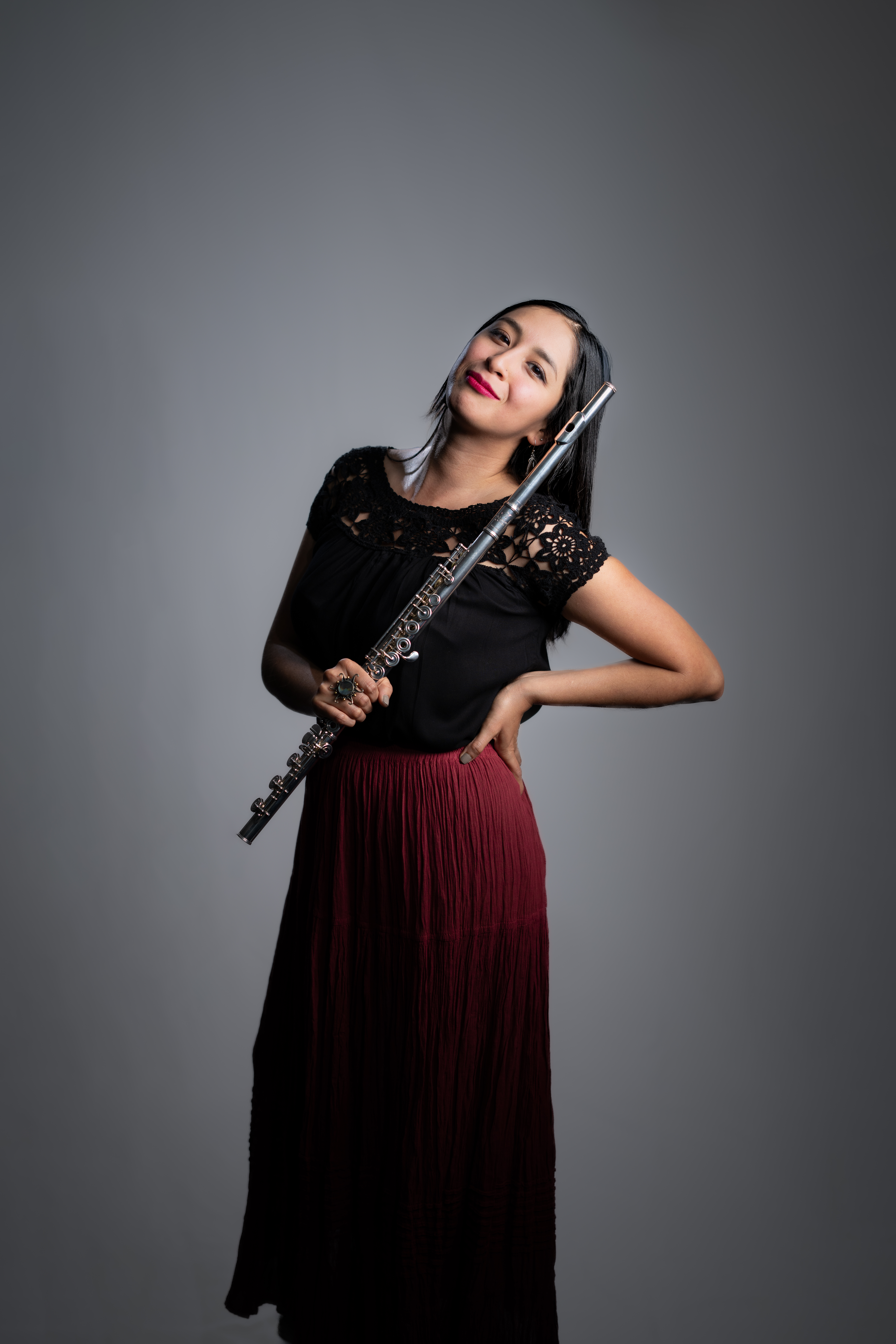 Originaria de Xalapa, Veracruz, Allison Espinosa Galán es una artista multifacética dedicada a la música y la ilustración. Flautista profesional egresada de la Universidad Veracruzana, su formación integra la música académica con la tradición del son jarocho, explorando el encuentro entre lo clásico y lo popular.
Ha participado en festivales nacionales e internacionales en México, Estados Unidos, Europa y Brasil colaborado con diversas orquestas y proyectos musicales. Es autora del libro Flauta veracruzana: seis estudios jarochos, publicado con el apoyo del PECDA Veracruz del Sistema de Apoyos a la Creación y Proyectos Culturales.
Actualmente desarrolla composiciones y arreglos propios, y es creadora de imaginaSoy, proyecto visual y musical en el que combina ilustración y sonido. También se desempeña como directora adjunta del Estudio Séptimas.