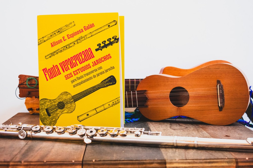 Libro que contiene seis arreglos en forma de estudio para la flauta transversa con acompañamiento de jarana jarocha basados en la musica tradicional de sur de Veracruz; el son jarocho. 
Propone un vínculo entre la música academica y la música tradicional mexicana, fomenta dentro de la academia la exploración de otros géneros.