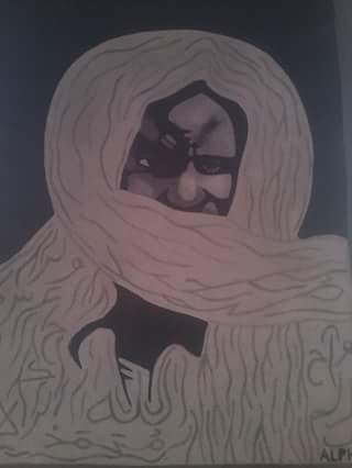 Cette œuvre sablée, réalisée par Alphartcoin, représente un portrait stylisé de Serigne Touba (Cheikh Ahmadou Bamba Mbacké), figure spirituelle majeure du Sénégal. Le visage sombre, presque sculptural, émerge d’un voile clair et texturé qui entoure la tête et le buste. Les lignes fluides du voile créent un effet de mouvement et de mystère, rappelant à la fois la spiritualité et la sagesse du personnage. Le contraste entre les tons sombres du visage et la lumière du voile met en valeur l’aura mystique du sujet. En bas à droite, on aperçoit la signature “ALPHARTCOIN”, témoignant de l’auteur de cette œuvre unique et expressive. L’ensemble exprime respect, dévotion et force intérieure, tout en valorisant l’art africain contemporain à travers la technique du sablage.