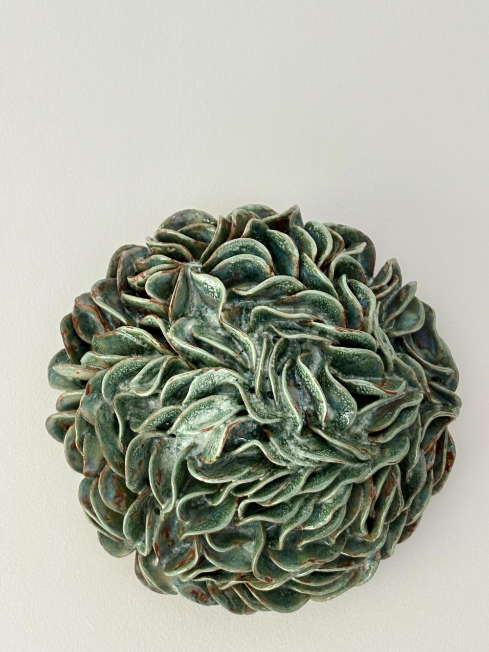 ⌀ 30cm x H 13cm
Grès français, superposition d'émaux

Collection Iris Maris 

À partir de sphères et de demi-sphères, chaque pièce se construit progressivement. Chaque geste, répété et précis, façonne mouvements, profondeurs, douceurs et arêtes saillantes.