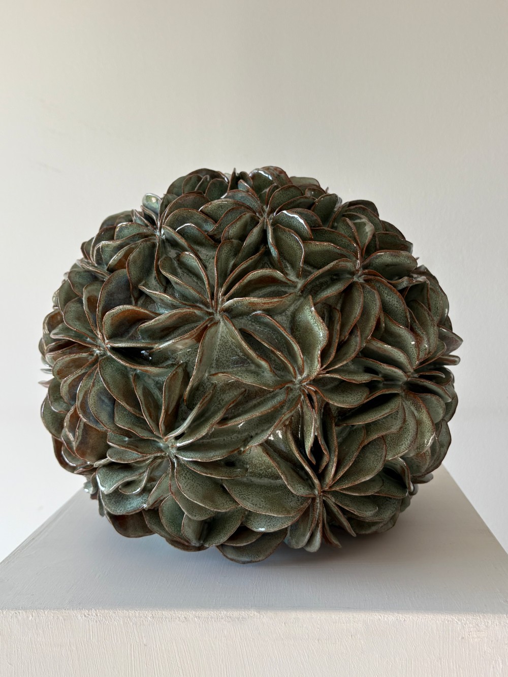 ⌀29cm x H26cm
Grès français, superposition d'émaux

Collection Iris Maris 

À partir de sphères et de demi-sphères, chaque pièce se construit progressivement. Chaque geste, répété et précis, façonne mouvements, profondeurs, douceurs et arêtes saillantes.