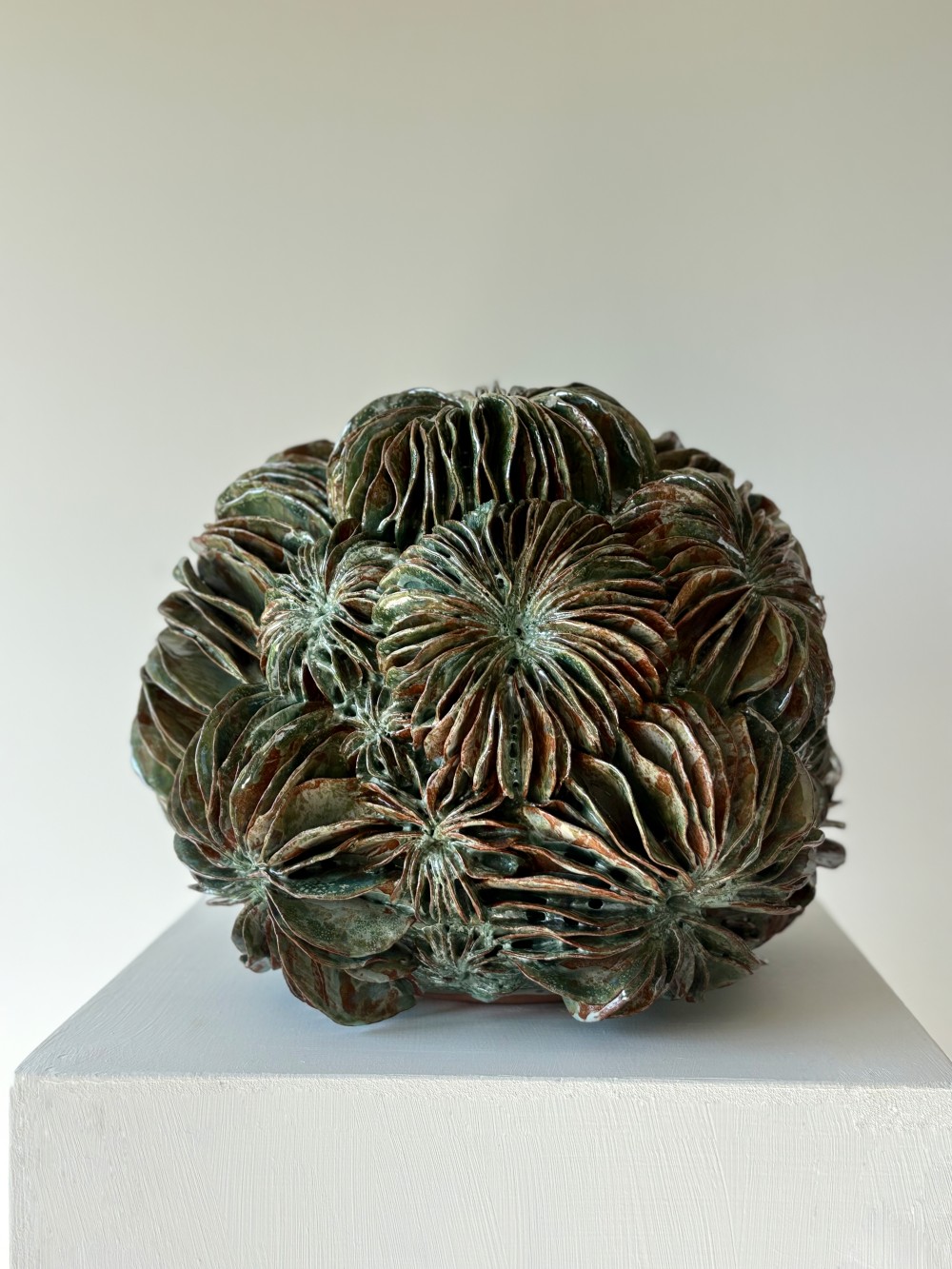 ⌀27cm x H25cm
Grès français, superposition d'émaux

Collection Iris Maris 

À partir de sphères et de demi-sphères, chaque pièce se construit progressivement. Chaque geste, répété et précis, façonne mouvements, profondeurs, douceurs et arêtes saillantes.