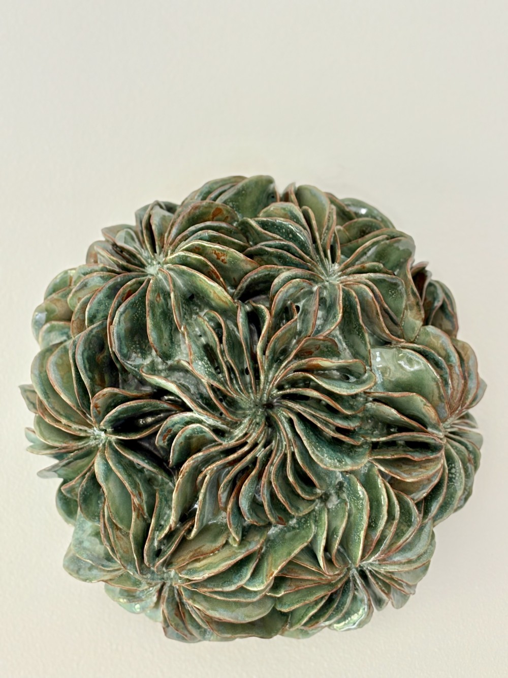 ⌀ 28cm x H 13cm
Grès français, superposition d'émaux

Collection Iris Maris 

À partir de sphères et de demi-sphères, chaque pièce se construit progressivement. Chaque geste, répété et précis, façonne mouvements, profondeurs, douceurs et arêtes saillantes.