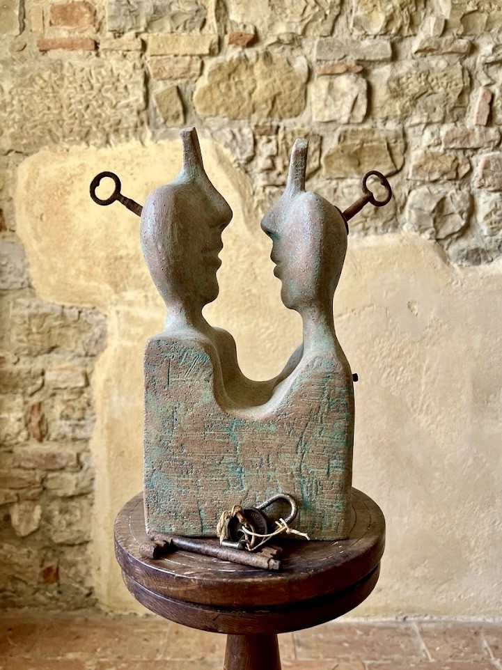 Man and woman are the expression of a profound connection: the union of the masculine and feminine principles. From this union arises the alchemical Rebis, the “double thing” (res-bis), in which opposites coexist and enhance one another, without ever nullifying each other.

As in Yin and Yang, each part contains within itself the seed of the other in a perfect intertwining. It is a return to the origin, where polarities reflect and sustain one another in a dynamic balance, re-discovering that unity is the very root of Life.

The key is to seal this connection, rooted in mind and soul. It is the sacred process that unlocks the temple of one’s inner God: the necessary passage to complete the alchemical work and transform duality into the gold of a single, eternal essence.