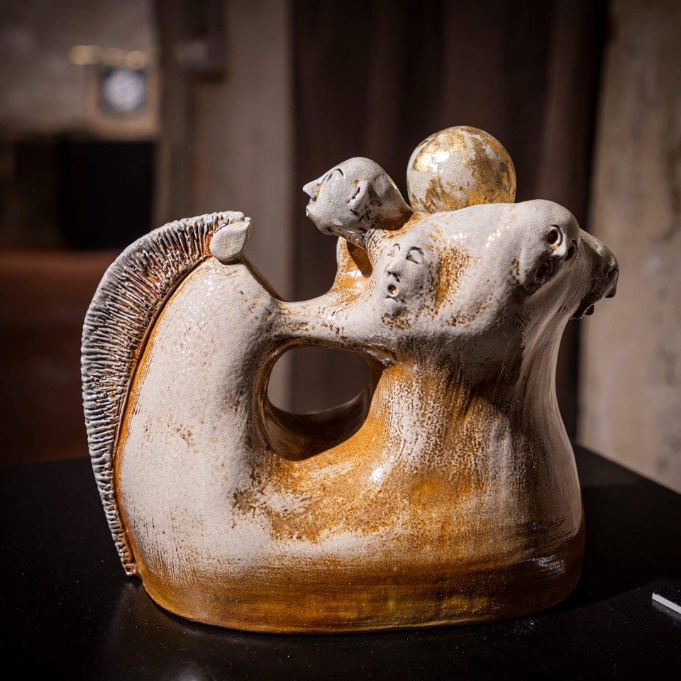 With this stoneware piece fired in a wood kiln with finishing in gold leaf, I face the human emotion of fear, metaphorically and symbolically, as an exploration of the human psyche and our relationship with the external forces that sorround us.
Every symbol in this work, from the horse (Xanthos was one of the two immortal horses of Achilles) to the seven heads, to the color itself, contributes in a ritualistic way to transcending our fears and achieving a greater awareness of ourselves and our inner potential.