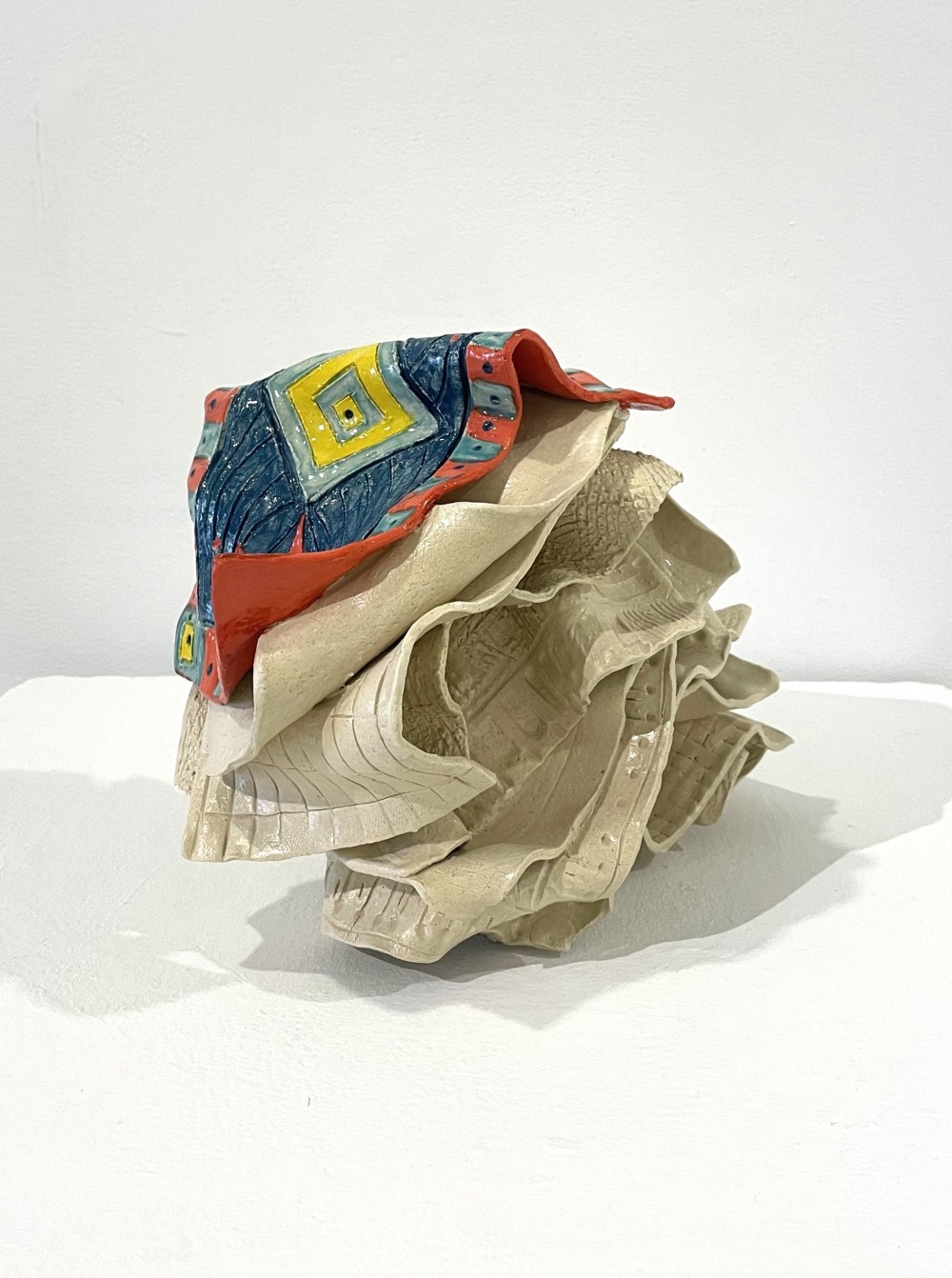 - Ceramic
- 2023
.
.
.
Among the faded memories, a vivid memory remains in the last layer of my memories, in these last few seconds, in this moment. This is the memory of “Home”. Diminishing this memory is not in the power of “distance”. This memory is part of me.