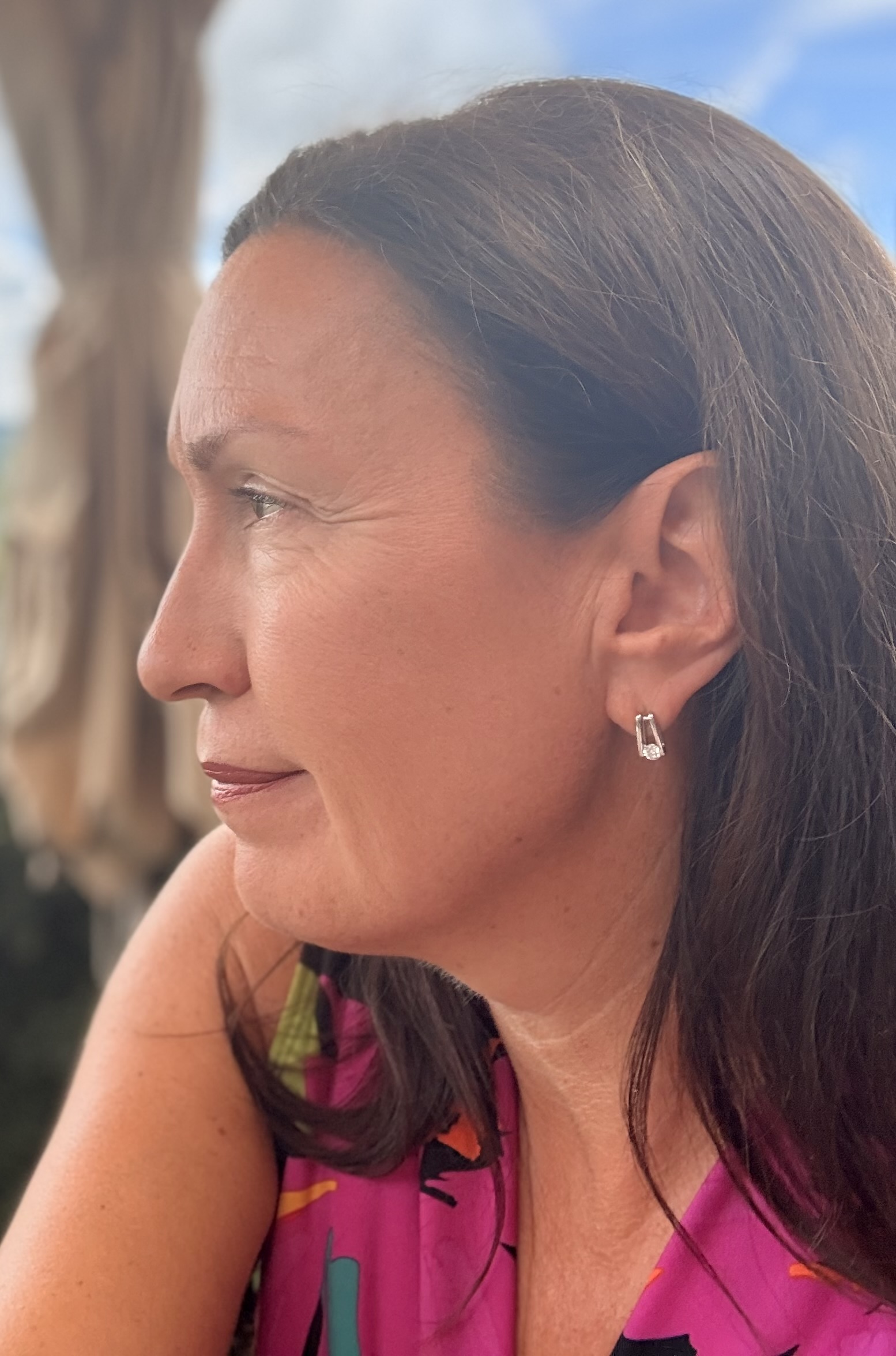 Ich wurde 1973 geboren und lebe in Brugg in der Schweiz. Seit einigen Jahren widme ich mich mit Leidenschaft der abstrakten Malerei – einem kreativen Raum, in dem ich meine Erfahrungen, meine Neugier und meine stetige Weiterentwicklung sichtbar mache.
In meinen Werken verbinden sich klare Formen, kraftvolle Strukturen und fein abgestimmte Farbschichten zu ausdrucksstarken Kompositionen. Jede Arbeit entsteht in einem intuitiven, vielschichtigen Prozess und trägt eine eigene Atmosphäre, die Räume veredelt und Betrachter*innen in ihren Bann zieht.
Ob harmonisch, dynamisch oder markant – meine abstrakten Werke vereinen Tiefe, Materialität und moderne Eleganz. Sie sind geschaffen für Menschen, die Kunst nicht nur sehen, sondern spüren möchten.
Entdecken Sie einzigartige Unikate, die Charakter zeigen, Stimmungen formen und jedem Raum eine besondere Ausstrahlung verleihen.