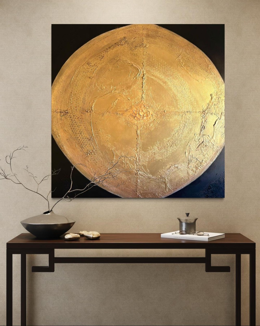 „Venus“ ist ein exklusives Acrylbild in Mischtechnik, das mit seiner warmen, goldenen Farbpalette und der reich strukturierten Oberfläche eine sinnliche, erdverbundene Ausstrahlung entfaltet. Die kraftvolle Kreisform und die feinen, reliefartigen Details erinnern an eine abstrahierte Planetenlandschaft von zeitloser Eleganz. Im Format 90 × 90 cm verleiht dieses Unikat Räumen eine luxuriöse Präsenz voller Wärme, Tiefe und Harmonie.____________________________________________________________________ Preis-Information: Das Kunstwerk ist für CHF 1’980.– erhältlich (Preis gültig bei Abholung vor Ort). Bitte beachten Sie, dass Verpackungs- und Transportkosten je nach Bedarf zusätzlich berechnet werden. Wenn Sie dieses Kunstwerk erwerben möchten, senden Sie mir einfach eine E‑Mail mit Ihrem Kaufwunsch an: 👉 cecile.art@gmx.de Im Anschluss erhalten Sie eine Rechnung mit Einzahlungsschein bequem per E‑Mail. Die Abholung ist nach Zahlungseingang möglich und wird individuell mit Ihnen vereinbart.