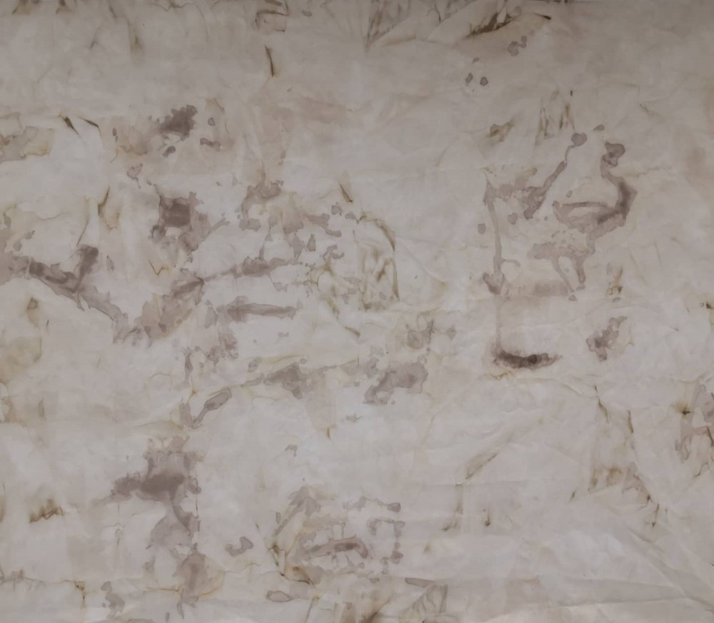 May 2021
Canvas fabric, Pine bark, Pinecone, Pine leaf
1000 x 1300mm 

"无为" (Inaction) is to use the raw materials collected from the pine tree grove to draw their paintings on the canvas with minimum human intervention. Making the material itself show its essence on the canvas, from its colour and material's conversation with water, air and canvas.