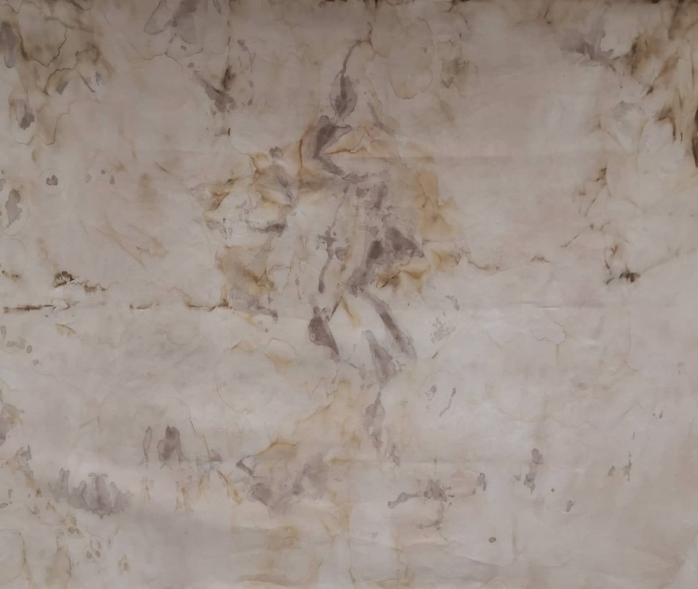 May 2021
Canvas fabric, Pine bark, Pinecone, Pine leaf
1000 x 1300mm 

"无为" (Inaction) is to use the raw materials collected from the pine tree grove to draw their paintings on the canvas with minimum human intervention. Making the material itself show its essence on the canvas, from its colour and material's conversation with water, air and canvas.