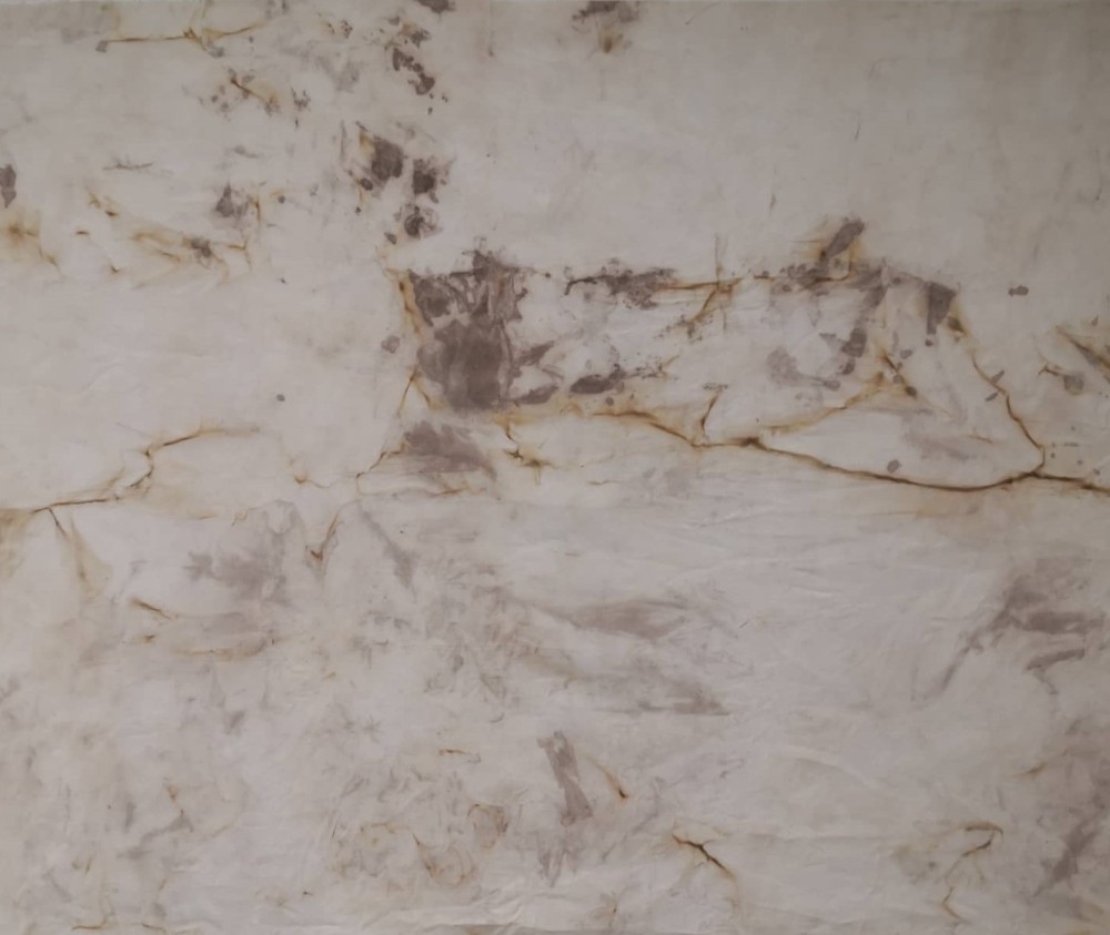 May 2021
Canvas fabric, Pine bark, Pinecone, Pine leaf
1000 x 1300mm 

"无为" (Inaction) is to use the raw materials collected from the pine tree grove to draw their paintings on the canvas with minimum human intervention. Making the material itself show its essence on the canvas, from its colour and material's conversation with water, air and canvas.