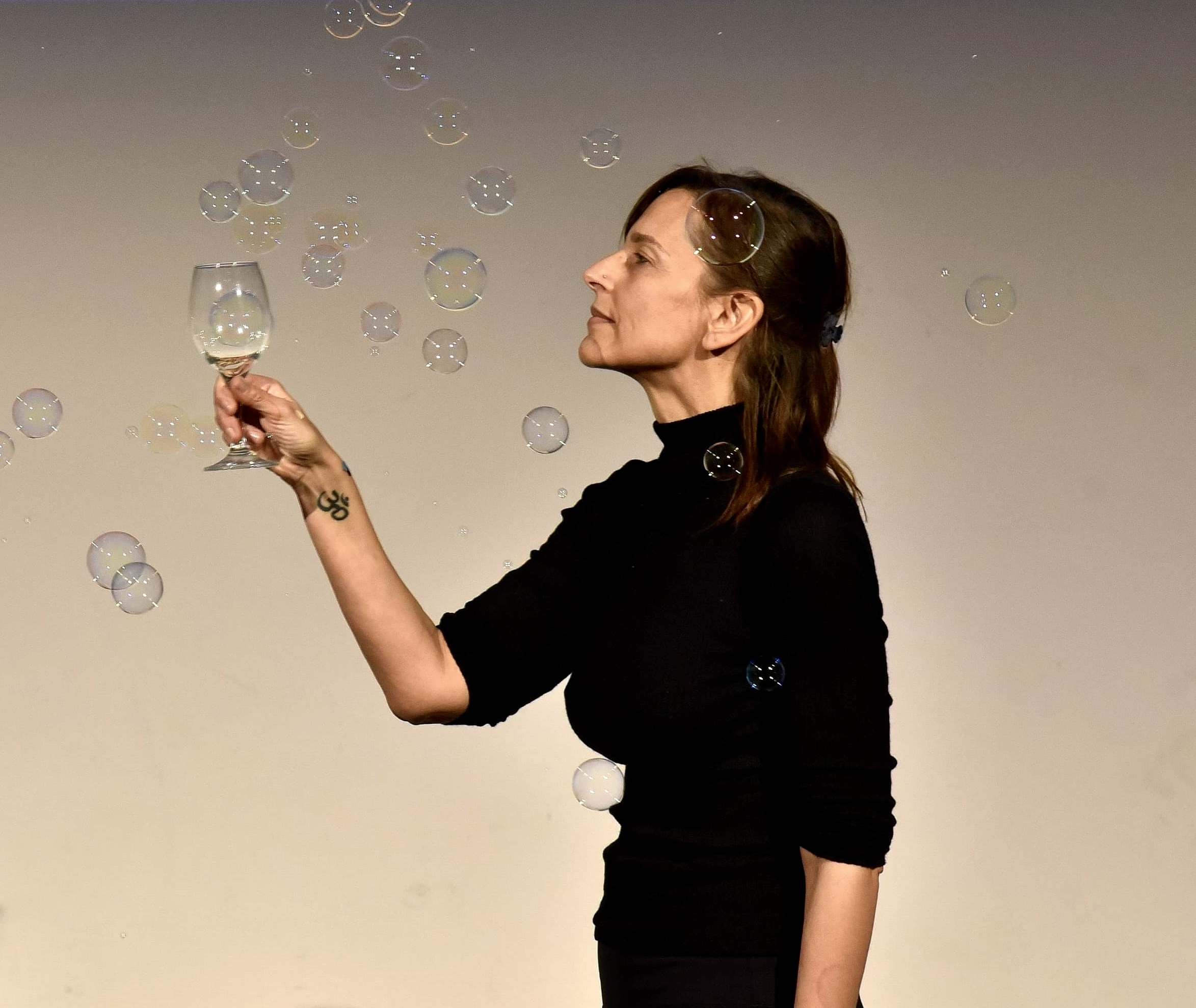 Daniela Beltrani is a visual artist based at Fara in Sabina (Rieti), near Rome. She set up PAR Performance Art Rome, a platform for the promotion of performance art and valorisation of cultural heritage in the open spaces of Rome.
She received a Master of Arts in Contemporary Asian Art Histories from LASALLE College of the Arts, Singapore, a Master in Management for the Valorisation of the Cultural Heritage from Sapienza Università di Roma, two Yoga Instructor Certificates from S-VYASA, India, and Tirisula Yoga, Singapore, and a Graduate Diploma in Applied Positive Psychology from The School of Positive Psychology, Singapore.
Since 2010 Daniela has curated exhibitions, organised art events, contributed articles for art publications, and catalogues with a focus on contemporary art in Southeast Asia, and performance art.
Her projects have received financial support from Singapore International Foundation, National Arts Council and Artsfund of Singapore.
She has conceptualised and presented over 150 performances in art projects, exhibitions, festivals and residencies worldwide, from Singapore to Myanmar and Cambodia, from Turkey to Iran and India, from China and Malaysia to Mexico, Serbia and Bulgaria.