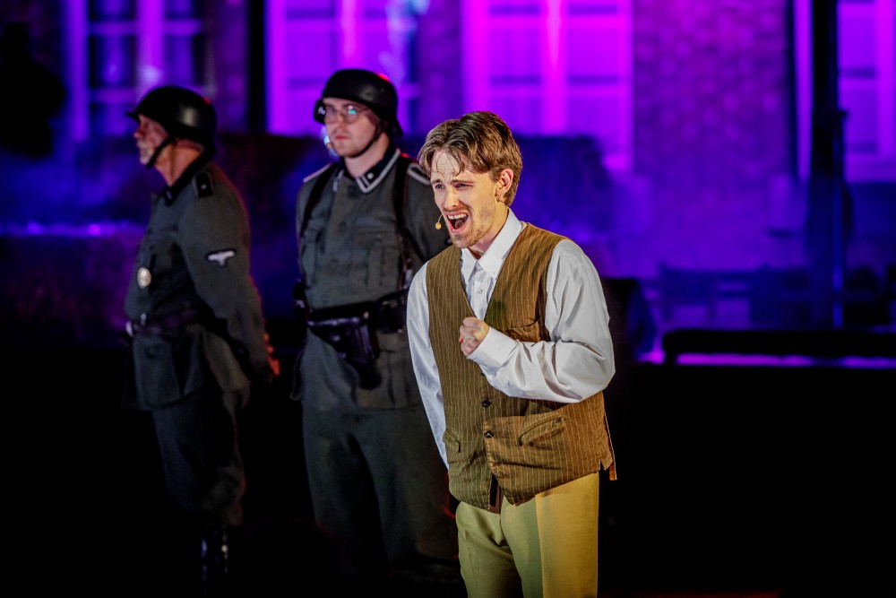 Still from Klokslag 13:37, Waalwijk (2025)