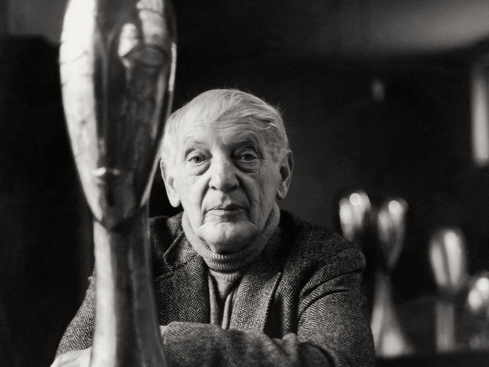 Austrian sculptor and designer Franz Hagenauer is one of the most important represen tatives of modernism with his radically reduced formal language. His versatile work is a synthesis of sculpture and applied arts. 

Sensual, functional, aesthetic. This is how one could briefly summarize the works of Franz Hagenauer. With his heads, busts, and figures crafted from brass and copper sheet metal, Hagenauer became a radical co-creator of Austrian modernism. His work combines abstraction and figuration in a unique way. Hagenauer borrows from Neoclassicism, New Realism, and Art Deco. Born in Vienna in 1906, the sculptor was born into art. His father, Carl Hagenauer, founded the renowned Hagenauer workshop in 1898. Located in Vienna's 7th district, the workshop specialized in metal and bronze work in the historicist style, later in floral and geometric Art Nouveau. At the turn of the century, the Neubau district was home to craft businesses such as Auböck, Bergmann, and the Wiener Werkstätte, where Hagenauer worked as a teenager under Dagobert Peche.