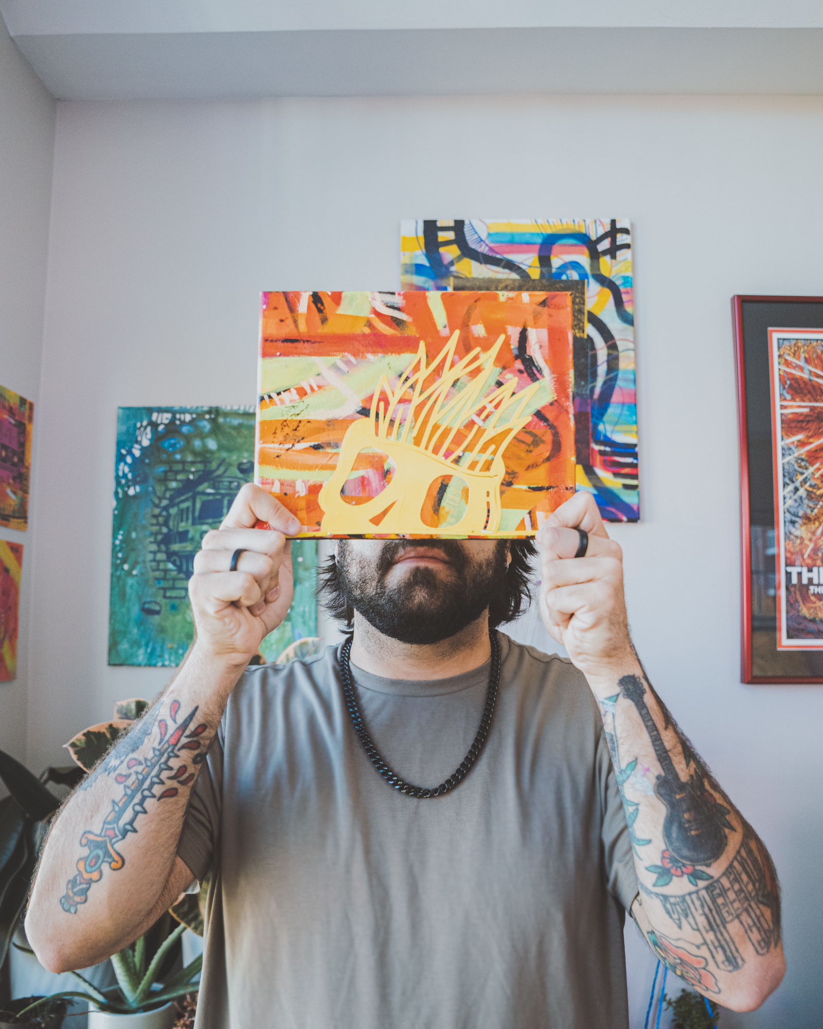 English Bio

Tropical Punk

Gonz Veloz is a Venezuelan mixed-media artist whose work is a high-contrast dialogue between Latin American iconography and the DIY spirit of Punk Rock. Their aesthetic—Tropical Punk—is forged in the transit between two distinct visual worlds.

The work is rooted in the architecture of Venezuela, where modernist concrete meets the green, overscale presence of the tropical landscape. This energy is reshaped by life in New England, pulling from the sharp, cold-water light of the coast, the heavy iron of industrial ports, and the rigid geometry of its old cities.

Instead of a clean canvas, each piece starts with a pulse of marker strokes and layered textures that capture the feeling of moving between these two environments. Within that field, Veloz defines bold, graphic silhouettes and sharp-edged forms that anchor the composition. It is a rhythmic exploration of identity, blending a subcultural ethos with the weight of the environments that shaped them.

--------------------
Bio en Español

Tropical Punk

Gonz Veloz es un artista venezolano de técnica mixta cuya obra propone un diálogo de alto contraste entre la iconografía latinoamericana y el espíritu DIY del Punk Rock. Su estética—Tropical Punk—se forja en el tránsito entre dos mundos visuales distintos.

Su propuesta tiene sus raíces en la arquitectura de Venezuela, donde el concreto modernista convive con la presencia verde y desmesurada del paisaje tropical. Esta energía se transforma con su vivencia en New England, extrayendo elementos de esa luz afilada y fría de la costa norte, el hierro pesado de los puertos industriales y la geometría rígida de sus ciudades antiguas.

En lugar de un lienzo impecable, cada pieza nace de un pulso de trazos de marcador y capas de texturas que buscan capturar la sensación de moverse entre estos dos entornos. Dentro de ese espacio, Veloz define siluetas gráficas audaces y formas de bordes afilados que le dan estructura a la composición. Es una exploración rítmica sobre la identidad que fusiona un ethos subcultural con el peso de los paisajes que lo formaron.