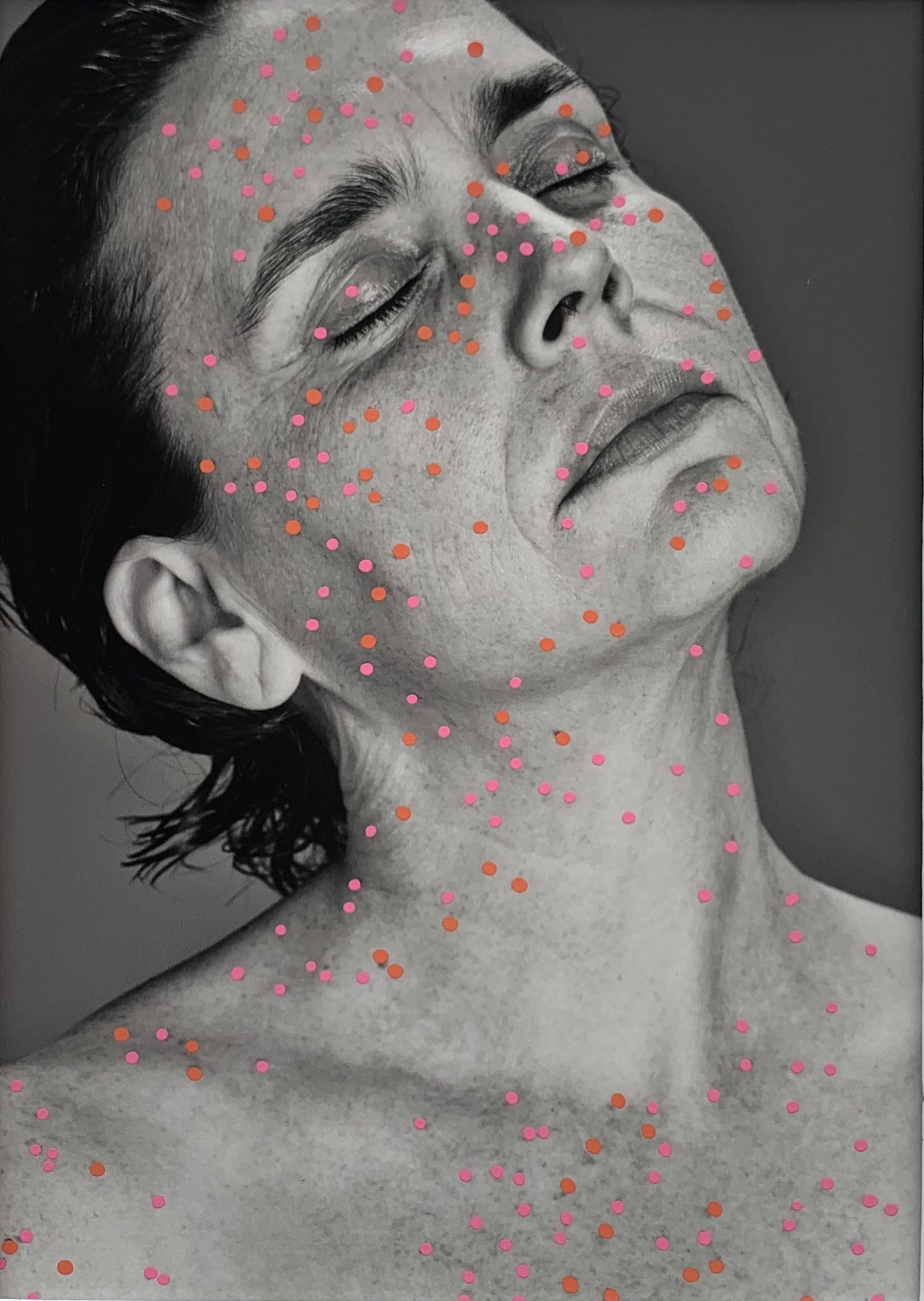 Guille Blancarte es artista visual y diseñadora Mazatleca. 

Su obra ha sido exhibida en Miami, NY, Hong Kong, CDMX, Mazatlán y se encuentra de forma permanente en formato digital en la superficie de la Luna. Su trabajo experimenta con diferentes técnicas y materiales, desde fotografía, ilustración digital, pintura hasta bordado e instalación.

Su obra forma parte de colecciones privadas en Londres, Hong Kong, Estados Unidos, Dubai, México, entre otros.

Influenciada por su amor a la música, la ciencia ficción, el mar y sus criaturas, sus obras son siempre introspectivas 
y algunas veces nostálgicas. Trabaja con figuras geométricas, patrones y colores brillantes. Está convencida de que las 
formas más sencillas pueden provocar los sentimientos más profundos.

Su obra I wonder, de la colección “Golden hour”, fue ganadora en la categoría “Vida bajo el agua”en BitBasel 2022, representando la meta 14 de desarrollo sostenible de la ONU 
y, gracias a la curaduría de Space Blue, está en el primermuseo en la Luna, el Lunaprise Moon Museum.

Es conocida por sus colecciones de atardeceres y sus series de retratos con estilo POP nombrados por ella como POPtraits.

Trabajó por muchos años como diseñadora en la industria musical donde recibió diversos reconocimientos a su labor creativa. 

Es creadora de la marca de diseño Artefact 222.