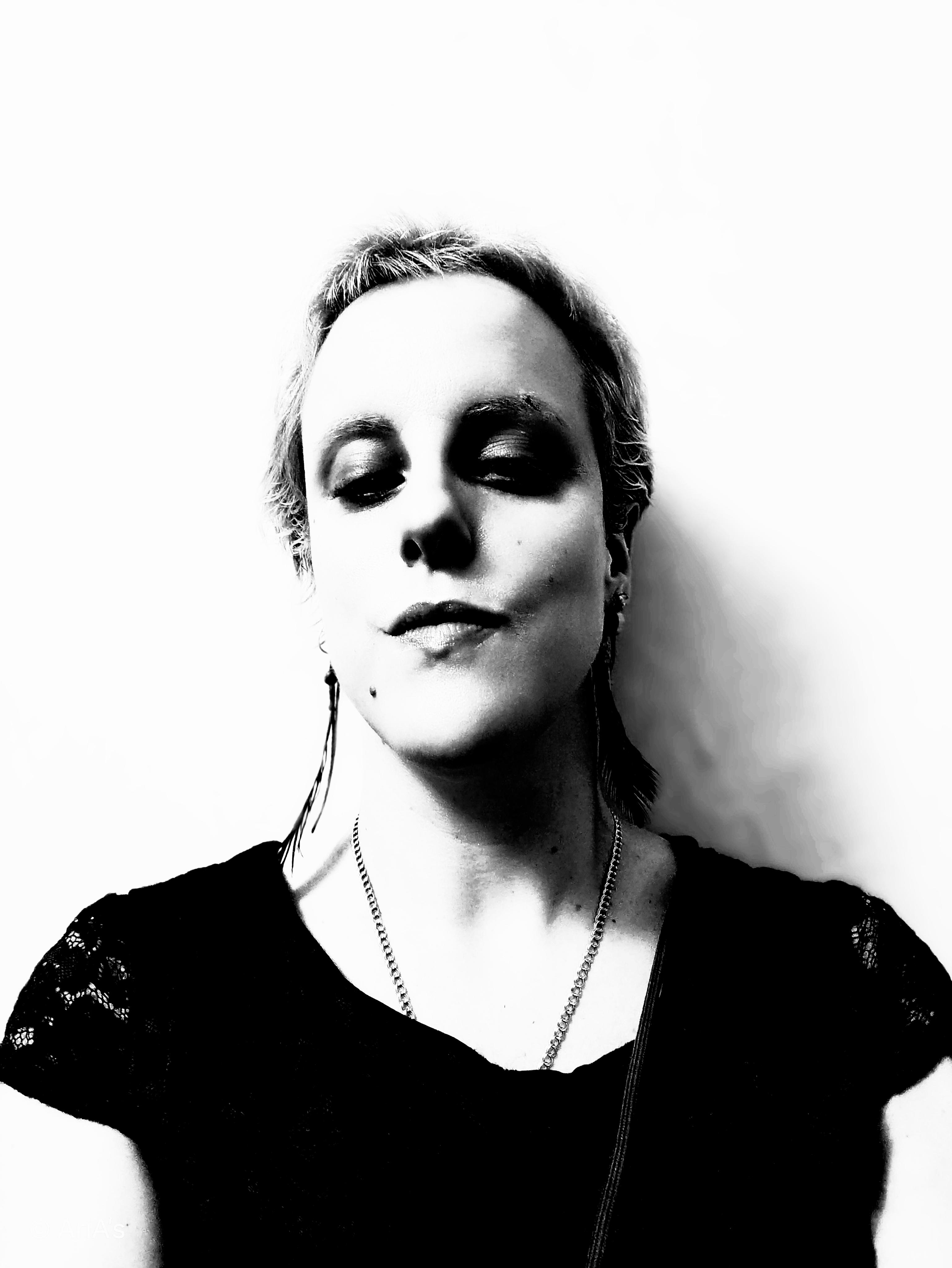 I salute, my name is Aria and I make art, my fields being visual, poetry, photography. I do not think I'm better than others, I believe in the key and beauty stems from imperfect. I like roots and impermanent all the same.