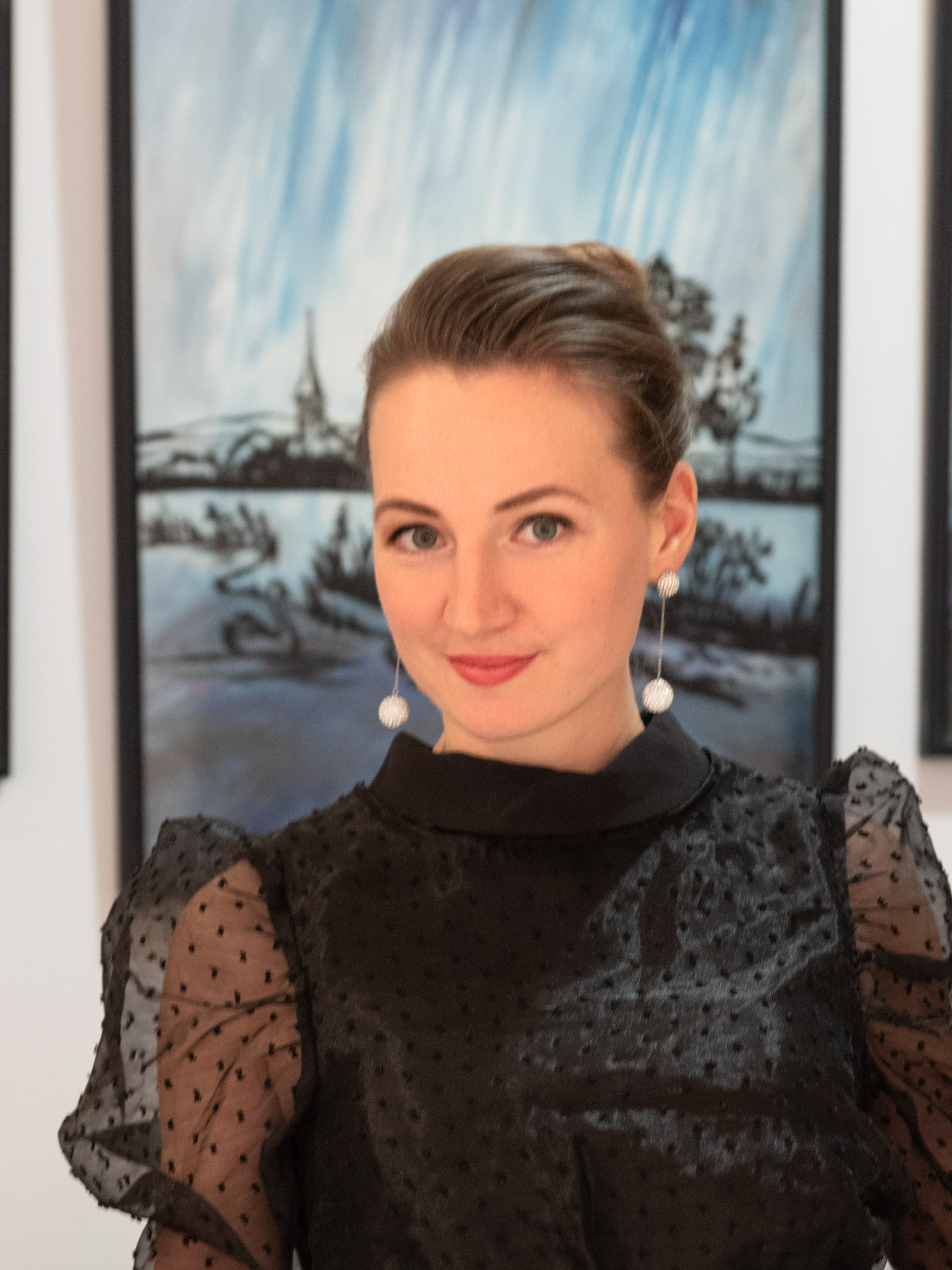 Mary wurde in Moskau geboren und beschäftigte sich in ihrer Schulbildung mit der schönen, dekorativen und angewandten Kunst.

Sie studierte an der zwei Fakultät der Moskauer Staatlichen Pädagogischen Universität die Fachrichtung: «Technologie und Unternehmertum» mit der Spezialisierung «Grafik und Design» und in der Abteilung «Malerei» der Fakultät für zusätzliche pädagogische Ausbildung unter der Leitung eines berühmten Künstlers, einem Mitglied der Creative-Union of Professional Künstler (TSPH) und Internationale Kunst Fonds, Vladimir Leonidovich Igaev.

Seit 2011 ist Maria Mitglied der Creative Union of Professional Artists, seit 2014 der gemeinnützigen Künstler- und Kulturpartnerschaft „Kunst ohne Grenzen“ und seit 2016 der Union of Teachers-Artists.
 
Maria beherrscht viele Techniken der Malerei, Grafik sowie der dekorativen und angewandten Kunst. Sie experimentiert gerne mit Kunstmaterialien, studiert und kombiniert verschiedene Techniken, um in ihren Werken neue Effekte zu erzielen. Ihre Leidenschaft gilt Bereichen der dekorativen und angewandten Kunst wie Glasmalerei, Holz-, Metall-, Keramik-, Blumen- und Textilarbeiten.
 
Marias Kunstwerke spiegeln die Veränderlichkeit der Zeit und zugleich ihre Beständigkeit wider. Trotz Veränderungen in Welt, Mode, Architektur und technischem Fortschritt bleiben ewige Grundlagen und kulturelle Werte erhalten, die nicht der Zeit unterliegen. Der Geist der Geschichte und die Beständigkeit des Universums herrschen bis heute in Wien. „Die Welt des farbigen Glases fasziniert mich immer wieder mit ihrer außergewöhnlichen Schönheit, die sich erst durch Lichtstrahlen auf besondere Weise offenbart! Es ist wie Magie, die verwandelt!“, sagt Maria.
 
Maria nimmt an Kunstausstellungen teil, organisiert aktiv verschiedene Kunstveranstaltungen und Meisterkurse für Kinder und Erwachsene. Mit ihren eigenen Methoden leitet sie in ihrem Kreativatelier Kurse in Malerei und Grafik. Viele ihrer Werke befinden sich in Privatsammlungen in Russland, Österreich, den USA, Irland und Mazedonien.