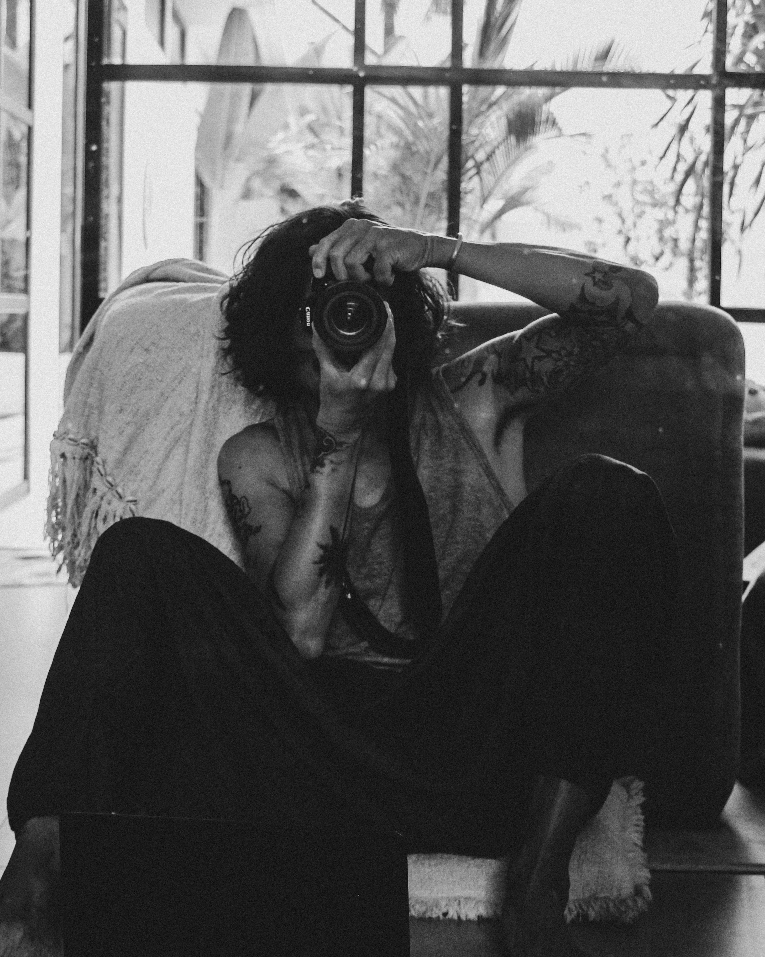 Miji Hideki Soland (Sui/Jpn)
Photographer

— The Ordinary Beautiful —

What began with a simple camera has become a way of embracing the world with patience and care.

While travelling and moving through everyday life, Miji holds reality quietly — stillness within movement, glances between strangers, and light resting briefly on the ordinary.

A quiet poetry of life itself, as it dances in light and shadow.


© 2026 Miji Hideki Soland / All Rights Reserved