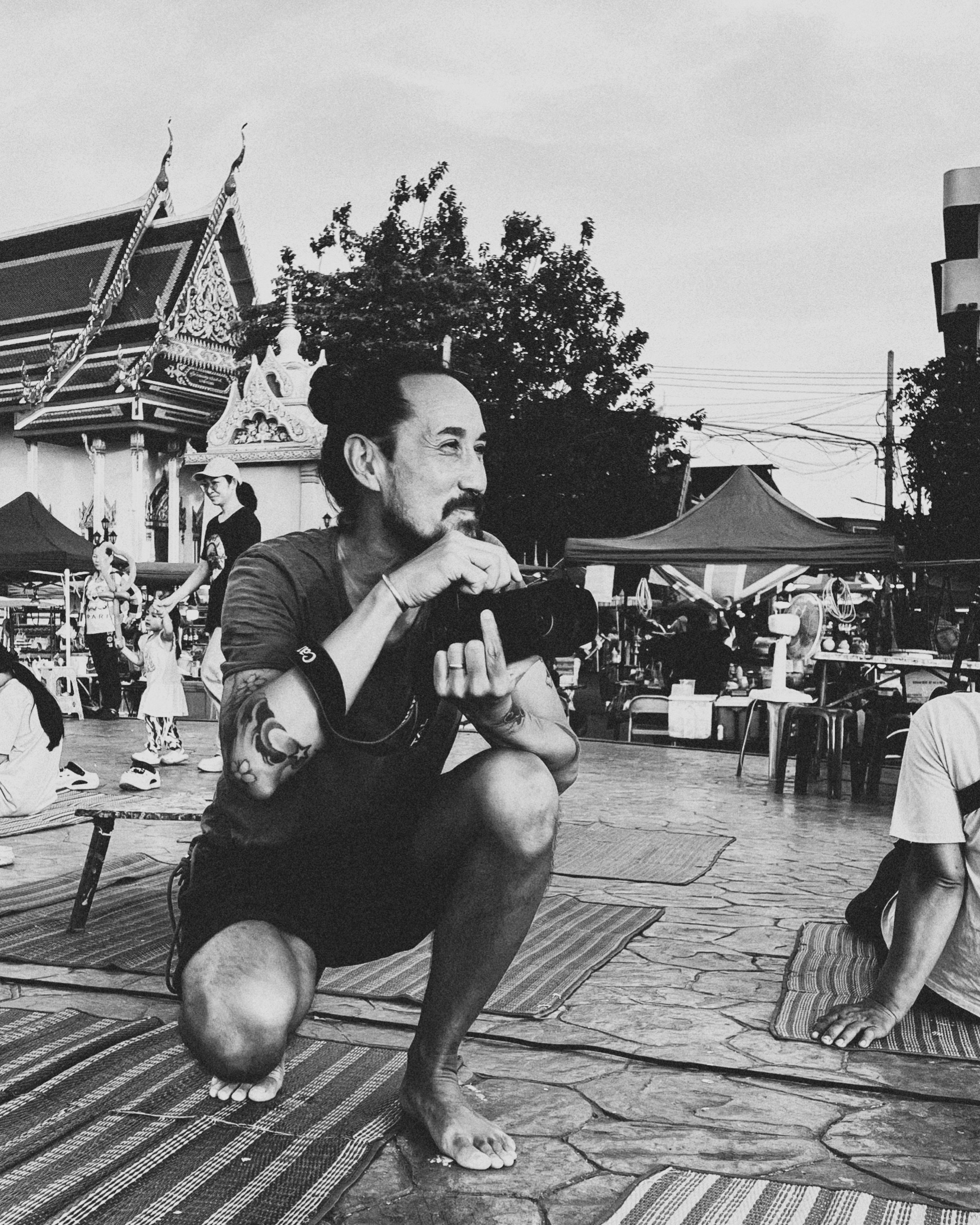 Miji Hideki Soland (Sui/Jpn)
Photographer

Where presence becomes form.

— The Ordinary Beautiful —

What began with a simple camera became a way of seeing the world with patience and care.

Walking through everyday life, Miji gathers quiet fragments — stillness within movement, glances between strangers, and light resting briefly on the ordinary.

A quiet poetry of life itself as it dances in light and shadow.

* mee-so (pron.)

© 2026 Miji Hideki Soland / All Rights Reserved