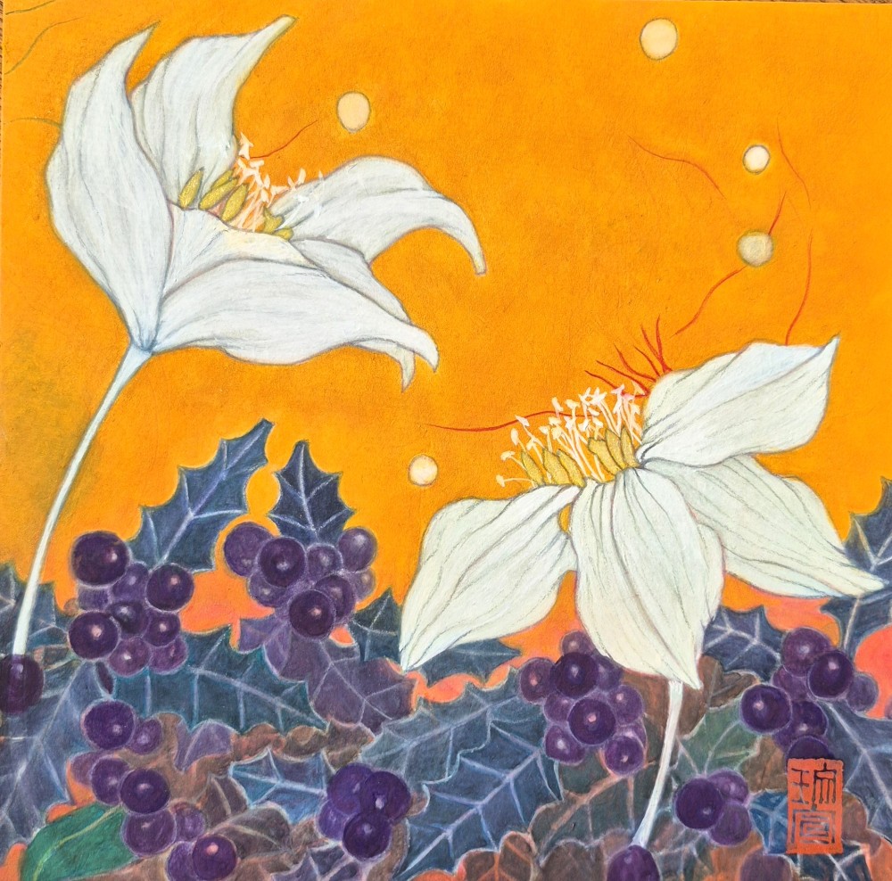 8"x8" oriental powder on jang-ji.2025
Set against a blazing crimson sky, two delicate white flowers sway as if dancing in the wind. Beneath them, rich blue foliage and clusters of purple berries create a striking contrast. The scene evokes a sense of purity and resilience, blooming quietly amid a vivid, chaotic world. The fine lines of the flowers and the bold background colors blur the line between dream and reality, stirring deep emotion in the viewer.
붉은 하늘을 배경으로, 하얗게 피어난 두 송이의 꽃이 바람에 흩날리듯 그려져 있습니다. 아래에는 푸른 잎과 보랏빛 열매들이 조화롭게 어우러져 대조적인 아름다움을 자아냅니다. 마치 소란한 세상 속에서도 고요히 피어나는 순수함과 생명의 의지를 상징하는 듯합니다. 꽃의 섬세한 선과 배경의 강렬한 색감은 꿈과 현실 사이의 경계를 흐립니다.