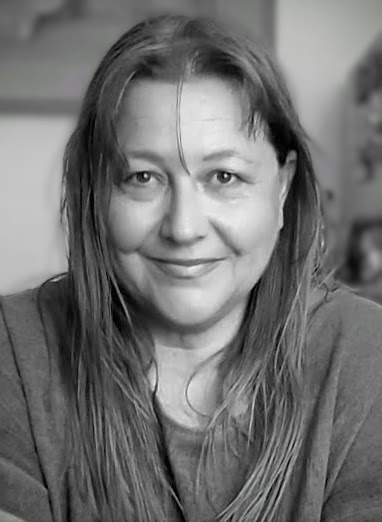 Je suis Paola Magatelli, artiste multimédia italienne installée à Marseille depuis dix ans.
J'utilise différents supports : photographie, peinture, graphisme, vidéo, sculpture et lumière.
J'aime expérimenter différentes techniques.
Je questionne le rôle de l'être humain dans son environnement naturel et urbain, l'éthique de ses actions et la complexité de son identité, individuelle et collective.
Ma pratique artistique est donc une recherche.
Une recherche également au sens historique. C'est peut-être un héritage de ma formation, qui était historique avant d'être artistique.
Je travaille actuellement sur la quête de soi à travers l'histoire : personnelle, familiale et collective.