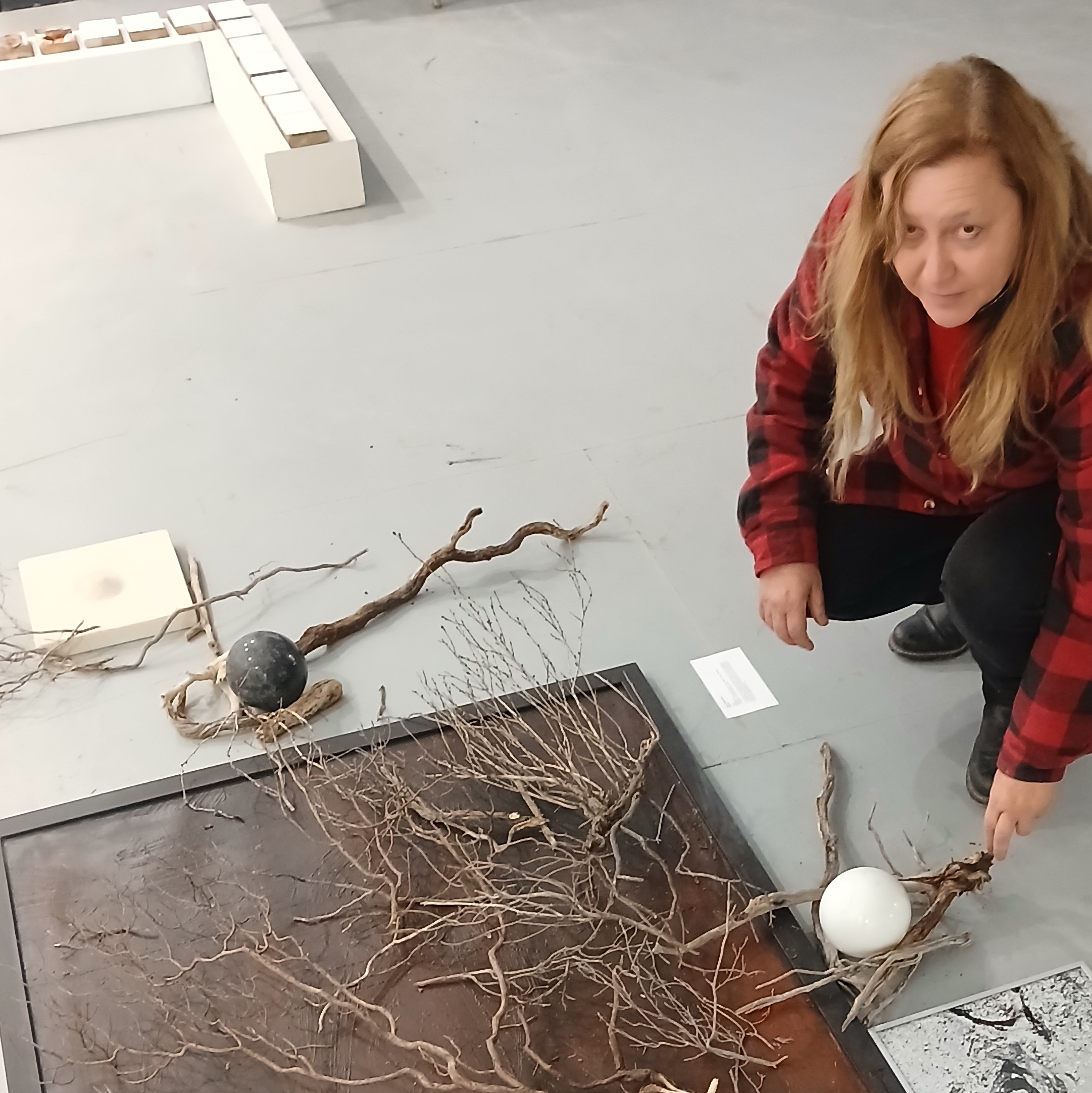 Je suis Paola Magatelli, artiste multimédia italienne installée à Marseille.
J'utilise différents supports : photographie, peinture, graphisme, vidéo, sculpture et lumière.
Je questionne le rôle de l'être humain dans son environnement naturel et urbain, l'éthique de ses actions et la complexité de son identité, individuelle et collective.
Ma pratique artistique est donc une recherche.
Une recherche également au sens historique. C'est peut-être un héritage de ma formation, qui était historique avant d'être artistique.
Je travaille actuellement sur la quête de soi à travers l'histoire : personnelle, familiale et collective.