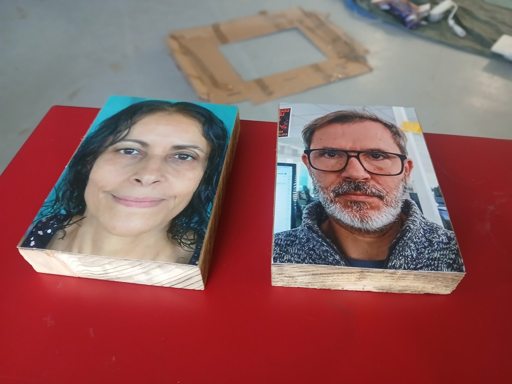 Deux photographies couleur sur papier glacé 10x13, contrecollées sur un support en bois. Elles font partie d'une série d'images utilisées pour l'installation présentée à Shakirail à Paris en novembre 2025. S'agit d'une  série de petits portraits photographiques d'amis et de connaissances ayant contribué à mes recherches "racinrs", racontant leur histoire en tant que migrants ou enfants de migrants. Les entretiens ont débuté en octobre 2025 et ce travail se poursuit…
De gauche à droite: OUMEZZINE, franco-Tunisienne, arrivée en France à l'âge de 14 ans, enseignante à Marseille où elle vit avec son mari Mehdi et leurs 3 enfants; PAOLO, italien arrivé en France  à l'âge de 15  ans. Commis comptable  à Marseille où il vit avec sa femme Silvia et leurs deux enfants.