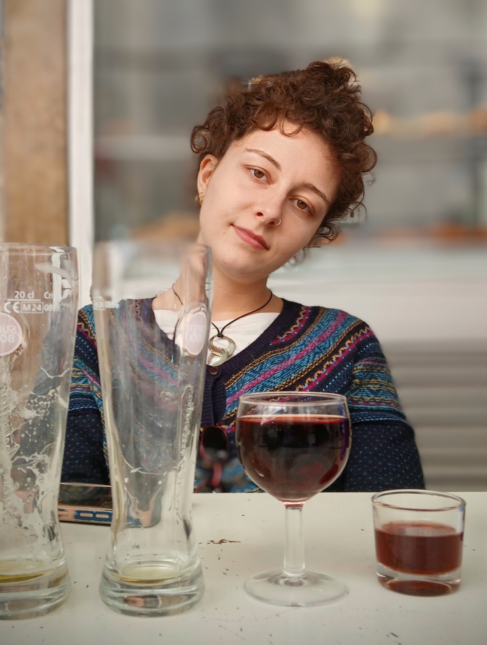 Cette photographie fait partie d'une série de portraits d'Anna, artiste et modèle favori, pris à Paris et à Lisbonne au printemps 2025.