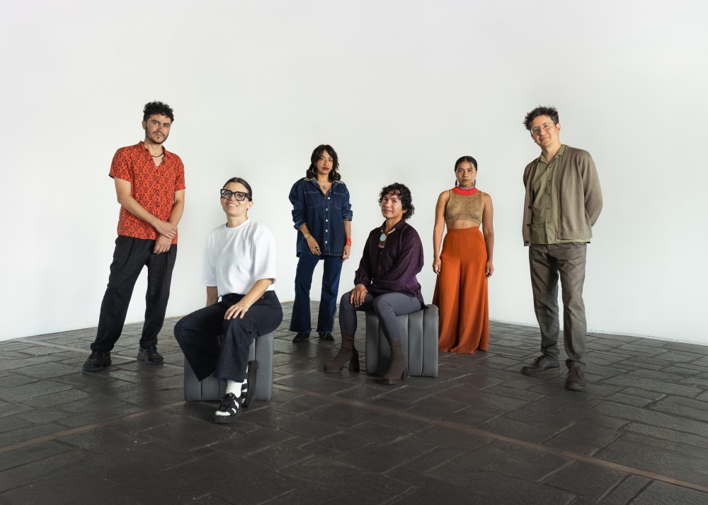 TAWNA is an anti-colonial collective of Sápara, Kichwa, and mestizo artists working from the Amazon through video and living archives. Founded in 2017, they create narratives shaped by dreams, ritual, and territory, linking memory, resistance, and futures.


OSCAR SANTILLÁN is an Ecuadorian artist working between Ecuador and the Netherlands. His practice explores science, ancestral technologies and the concept of the “Anti-world,” dissolving boundaries between the natural and the artificial. He exhibits internationally and teaches at De Ateliers and ESPOL.


MANUELA MOSCOSO is Executive and Artistic Director of CARA and Curator of the 2ª Bienal das Amazônias (2025). She previously curated Liverpool Biennial 2021 and held senior roles at Museo Tamayo and CAPACETE. She writes extensively and lectures internationally.