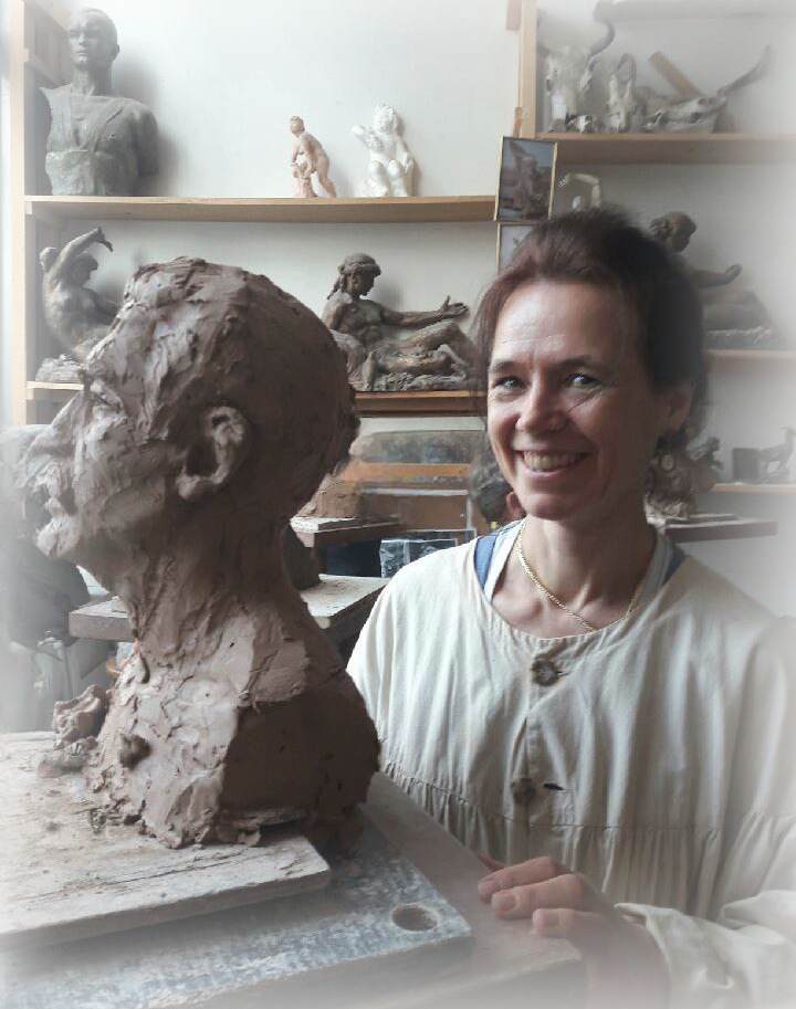 Sculpteur passionné depuis plus de quarante ans, Auriane de Potesta a su se forger une identité artistique remarquable dans l'art du buste. Elle s'est formée à l'École des arts de Bruxelles, sous l'œil attentif de Philippe Desomberg, avant d'affiner son talent à l'école italienne de Pise et à Paris, où elle a été la disciple de Valentina Zeile, héritière de l'école de Bourdelle.

Sa recherche incessante de la beauté de l'âme humaine est au cœur de son œuvre. Ses créations, empreintes de sensibilité et de profondeur, trouvent leur place dans des collections particulières au Mexique, en France, en Belgique et au Royaume-Uni. En parallèle de son travail dans son atelier sur l'Île Saint-Louis à Paris, Auriane organise des masterclasses en baie du Mont Saint-Michel, à destination de nouveaux talents.

A passionate sculptor for more than forty years, Auriane de Potesta has forged a remarkable artistic identity in the art of busts. She trained at the Brussels School of Arts under the attentive guidance of Philippe Desomberg, before honing her talent at the Italian School in Pisa and in Paris, where she was the disciple of Valentina Zeile, an heir of the Bourdelle school.

Her relentless pursuit of human beauty lies at the heart of her work. Her creations, imbued with sensitivity and depth, find their place in notable private collections across Mexico, France, Belgium, and the United Kingdom. In parallel to her work in her studio on the Île Saint-Louis in Paris, Auriane organizes masterclasses in the Bay of Mont Saint-Michel, aimed at emerging artists.
