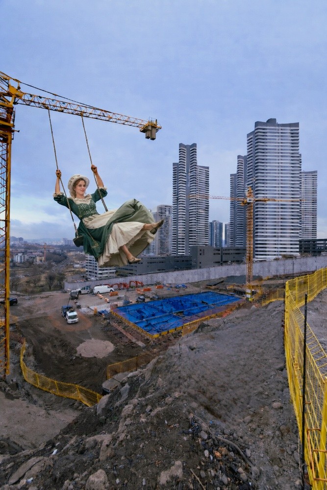 This work examines contemporary urban transformation through the lens of progress and class relations. The crane and the swing embody two opposing forces of modernity: technical rationality and the fragile body. Skyscrapers function as instruments of power erected to serve the needs of a particular class—an aristocracy. The swinging figure belongs to this class, while the excavation site below carries the invisible costs of progress.

In Goethe’s Faust, modern humanity recognizes no limits in its pursuit of advancement: lands are drained, coastlines redrawn, and both human life and nature are sacrificed. Faust prevails, yet what remains is a silent devastation. The swing becomes the bodily manifestation of this Faustian moment—a brief vibration of what is lost while rising. Two Shores names the structural opposition between center and periphery, promise and cost; the oscillation does not resolve this tension but renders the in-between state visible.