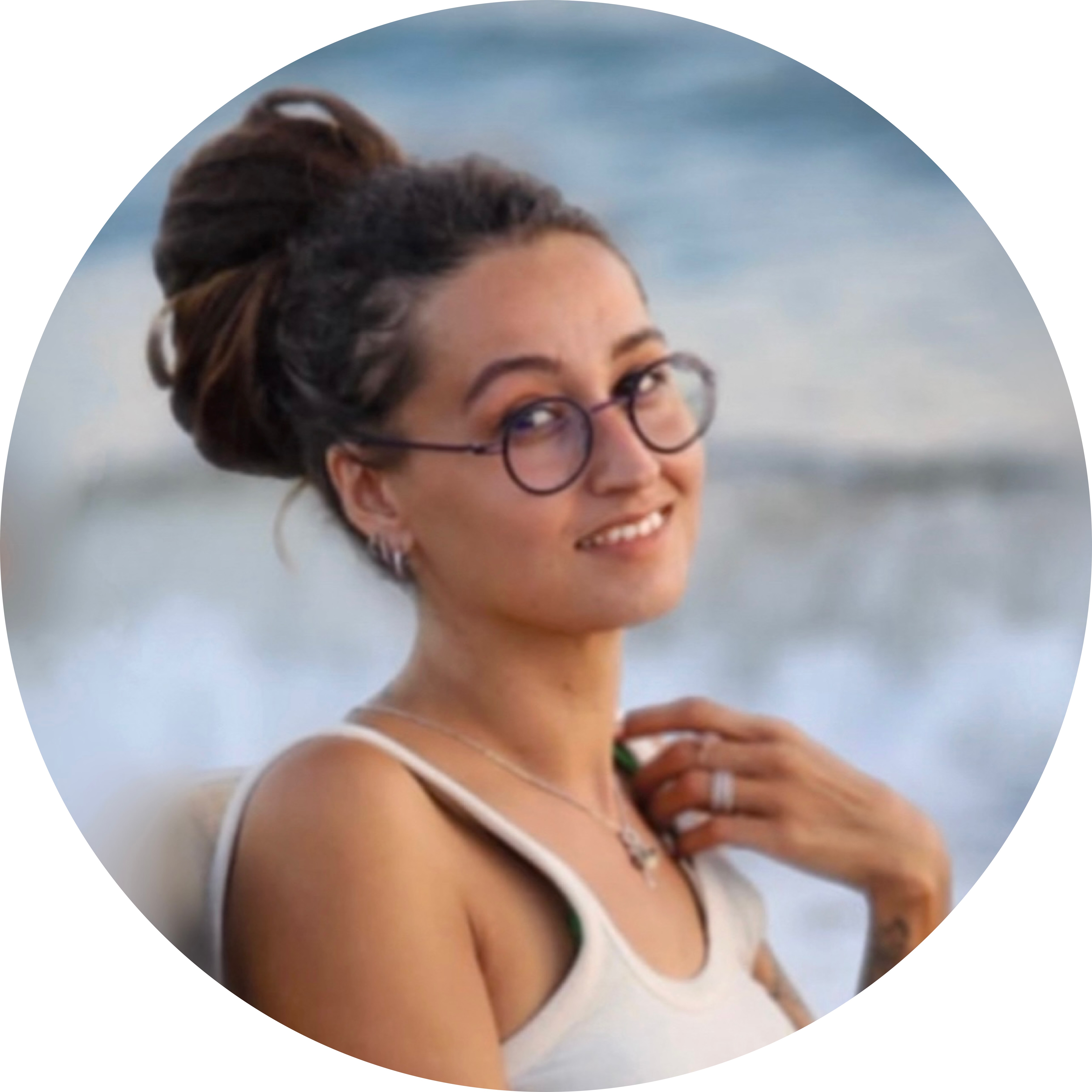 Welcome! I’m Selin, a painter and sculptor.

In each custom piece, paint meets canvas, clay takes form, and ideas turn into something you can truly feel. My work is shaped by people, travels, nature, and those strange, beautiful details that choose to stay with us.

Curious to bring something truly inspirational to life? Contact me below, and let’s shape your next artwork together.