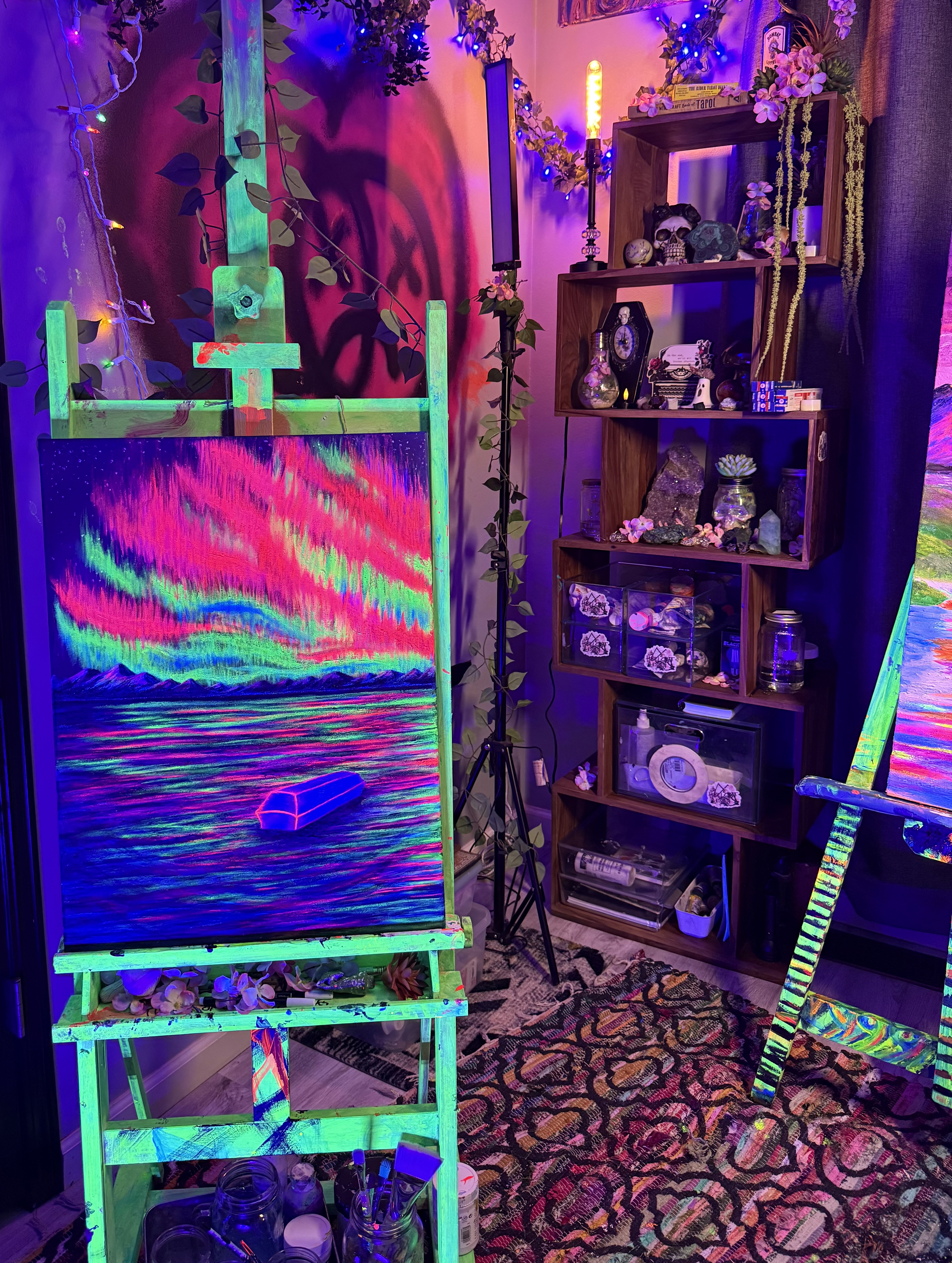 the artist currently called uvnøir: 
-painter
-blacklight alchemist
-



About My Art:

???



send ur questions/comments/hate mail/etc to tay@thebadluck.club <3